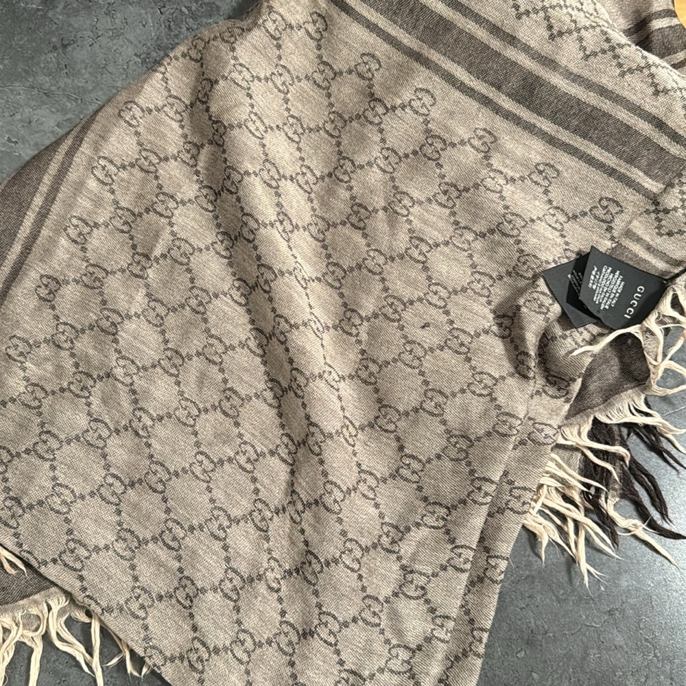 Authentic Gucci Jacquard Patter Scarf - Picture 2 of 5